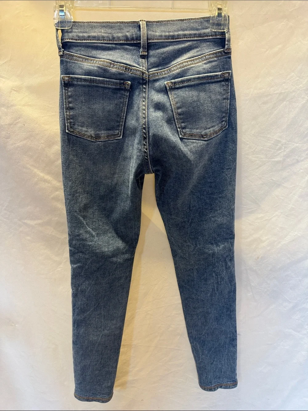 Old Navy Medium Blue Distressed Skinny Jeans and top💕